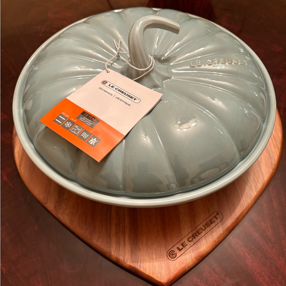 NWT Le Creuset 23cm Pumpkin Casserole with Lid, Sea Salt